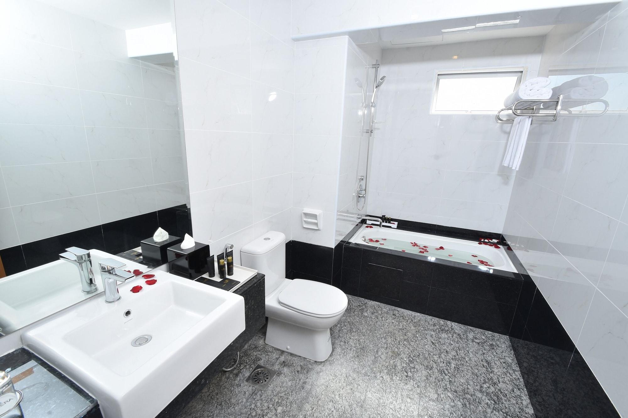 Tenera Hotel Бангі Екстер'єр фото A modern bathroom