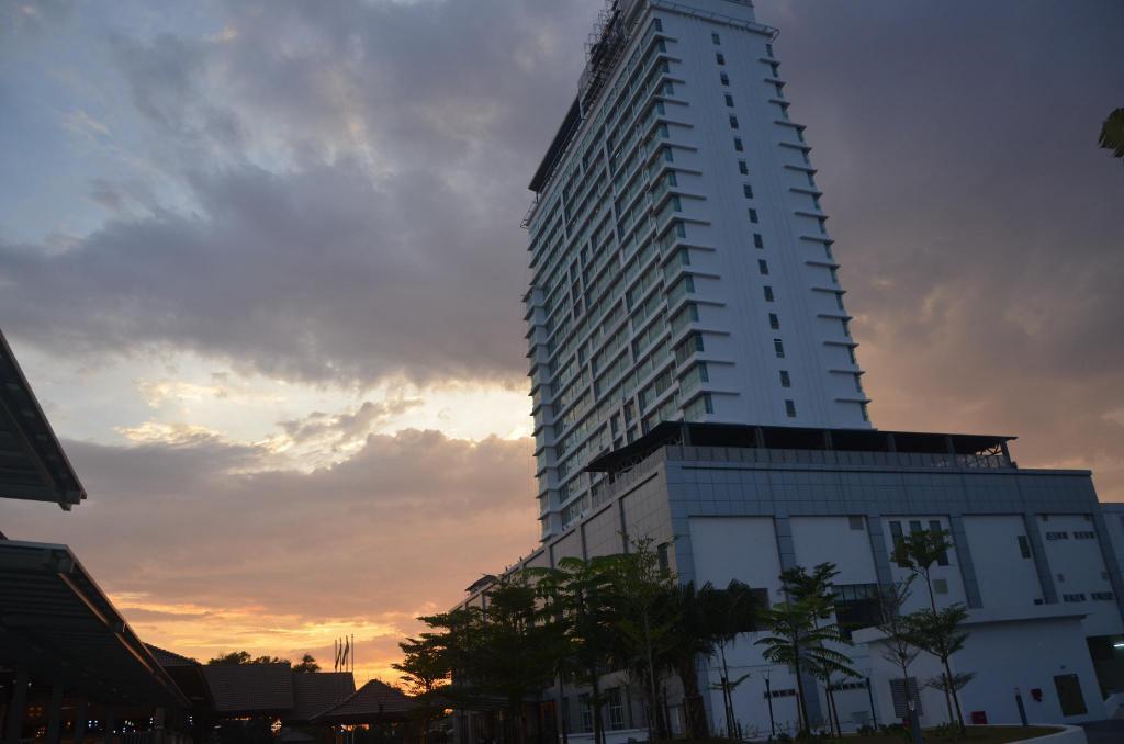 Tenera Hotel Бангі Екстер'єр фото The 10-storey tower of the hospital