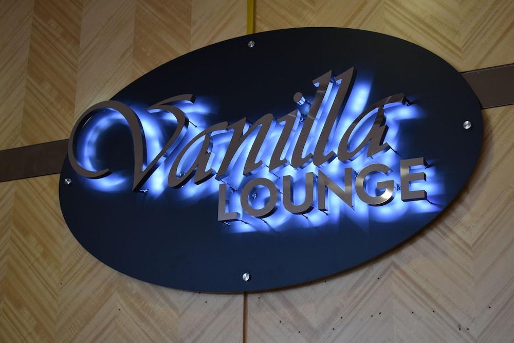 Tenera Hotel Бангі Екстер'єр фото Vanilla Lounge logo