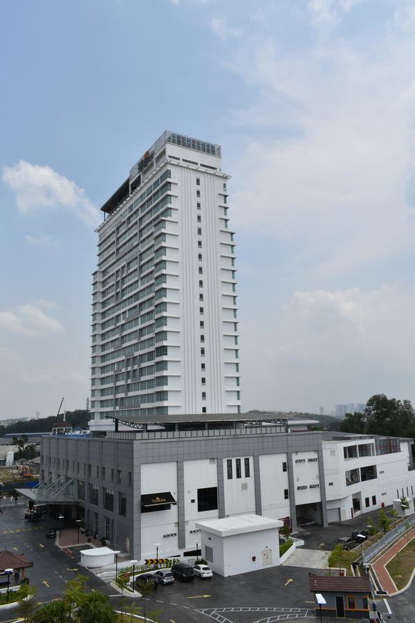 Tenera Hotel Бангі Екстер'єр фото The 10-storey tower of the hospital