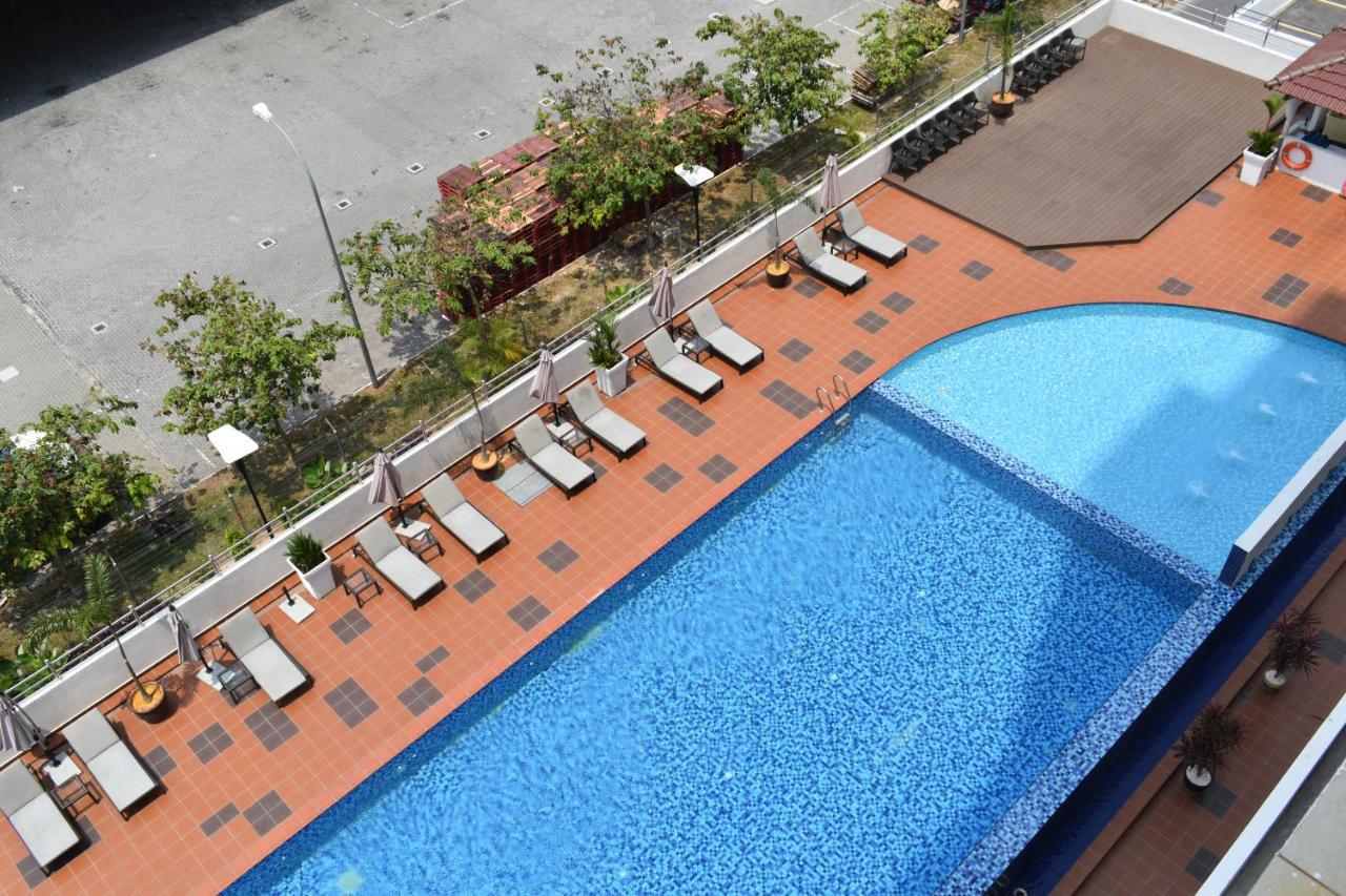 Tenera Hotel Бангі Екстер'єр фото The pool at the hotel